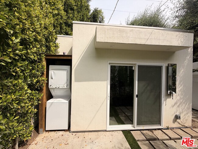 Foto del edificio - 1162 N Poinsettia Pl