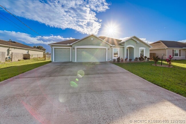 Building Photo - 4631 SW Athena Dr