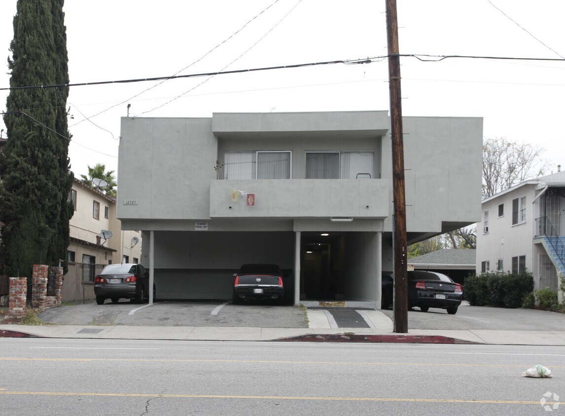 Building Photo - 12325 Oxnard St