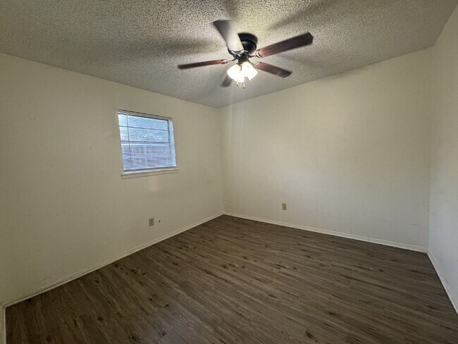 Foto del edificio - Move in Ready 2 bedroom 1 bath apartment -...