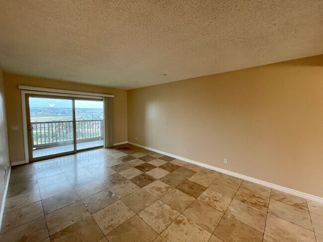 Foto del edificio - Great 2B/2BA Condo in Oceanside w/ Garage ...