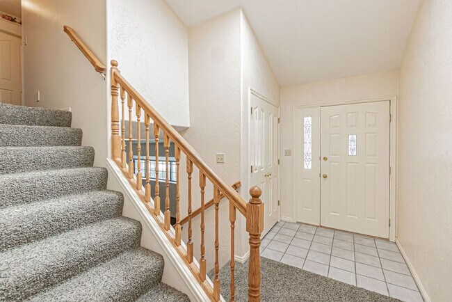 Building Photo - **Charming 3-Bed, 2.5-Bath Home in Idaho F...