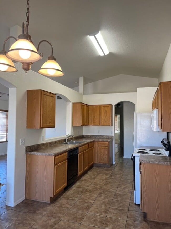 Building Photo - Light and Bright Continental Ranch Home