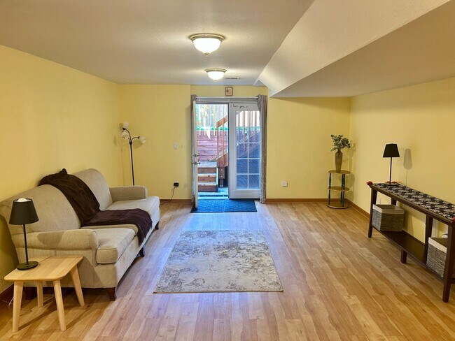 Foto del edificio - Spacious Garden-level Condo with Kitchenet...