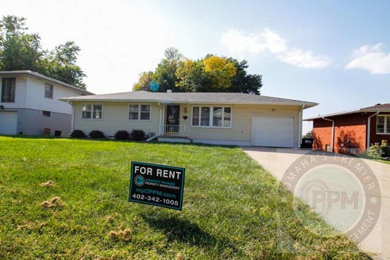 Foto principal - Convenience & Style: Your 3-Bed, 2-Bath Om...