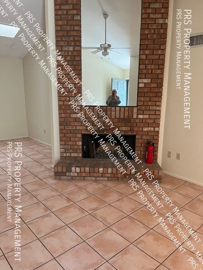 Foto del edificio - Now Available with a Den!!