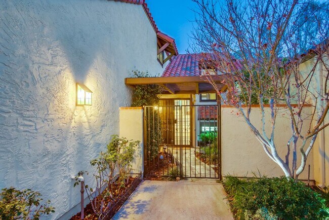 Building Photo - Executive Home with gorgeous views!!