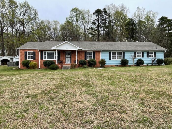 Primary Photo - Large Renovated Ranch Home, Two Kitchens &...