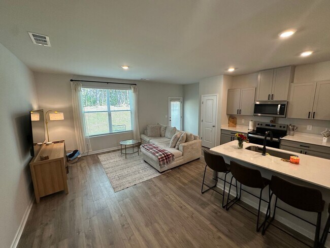 Building Photo - FOR LEASE- NEW TOWNHOME IN LEBANON!