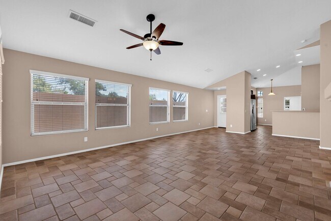 Building Photo - Lovely 3 bed / 2.5 bath Home in the Power ...