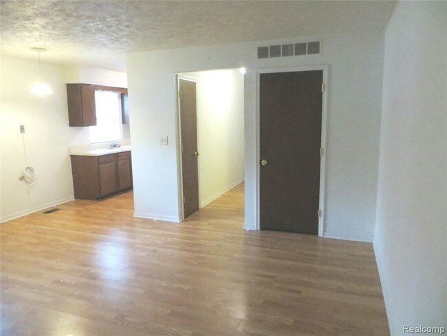 Building Photo - 137 Village Ct