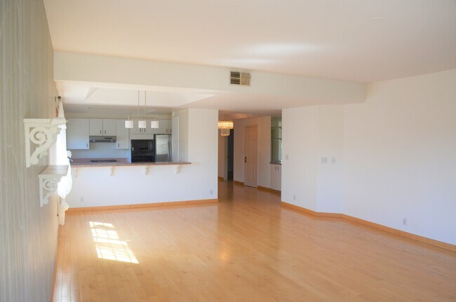 Foto del edificio - 10475 Ashton Ave