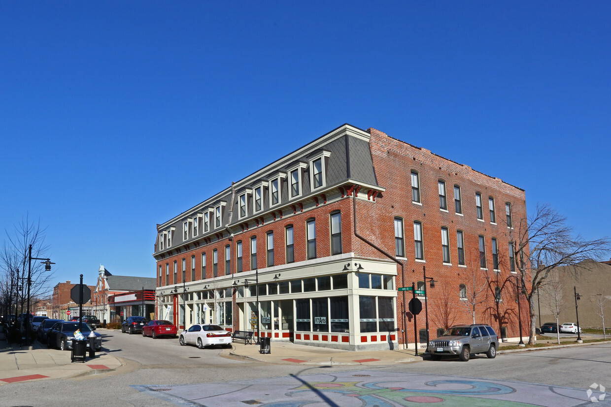 Primary Photo - Crown Square Apartments