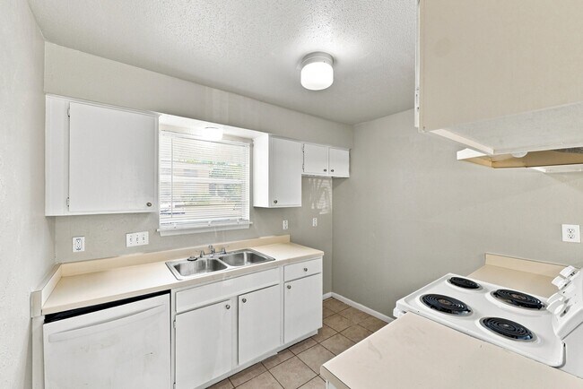 Building Photo - 4023 Briarglen Dr