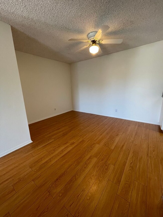 Building Photo - Spacious 1Bedroom/ 1 Bath Unit