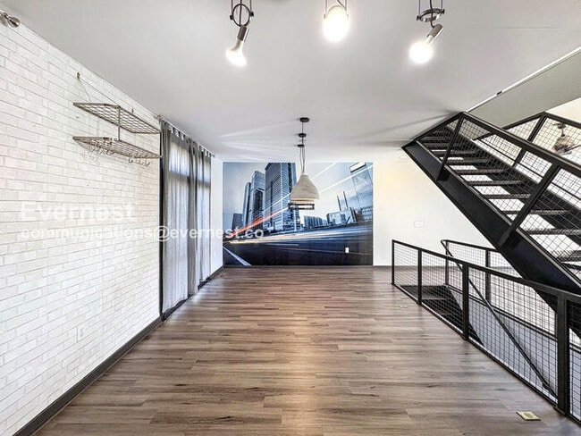 Building Photo - 1273 MacKintosh pknw