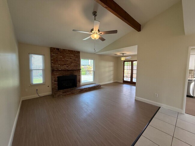 Building Photo - SW Corner Lot Home!