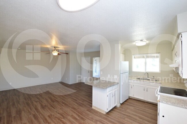 Building Photo - 808 N Revere
