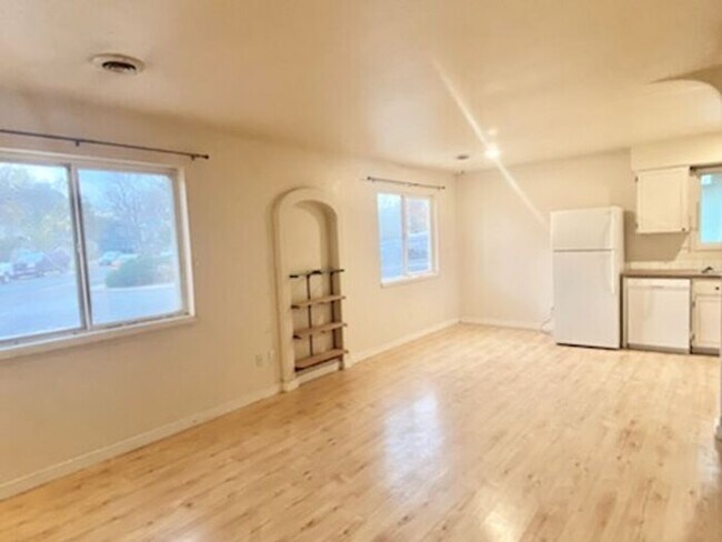 Foto del edificio - Cozy 2 Bed, 1 Bath, Attached Garage Home on a Large Corner Lot in FOCO