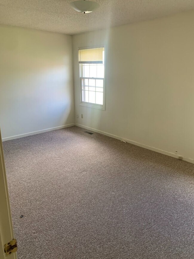 Building Photo - 3 bedroom duplex for rent - 206 Wakefield ...