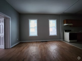 Building Photo - 726 E 93rd St