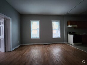 Building Photo - 726 E 93rd St