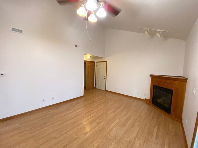 Foto del edificio - Beautiful 2 Bed, 2 Bath Luxury Condo - Free Month w/13 mo Lease!