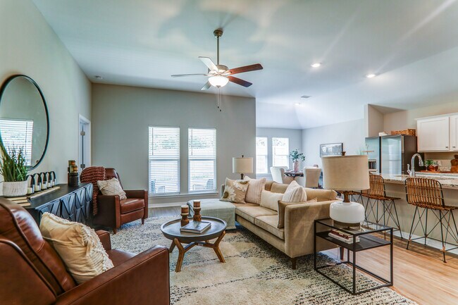 una sala de estar con muebles y un ventilador de techo - Cottages at Parkstone