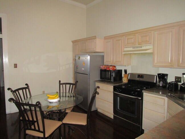 Cocina - 323 Elmira Ave