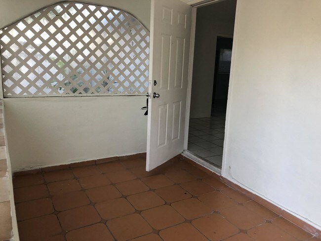 Foto del edificio - 3180 SW 24th Street 2