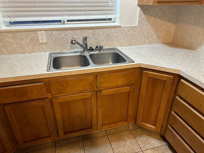 Building Photo - 106 WHITTIER CT. - 3 BEDROOM 2 BATHROOM - ...