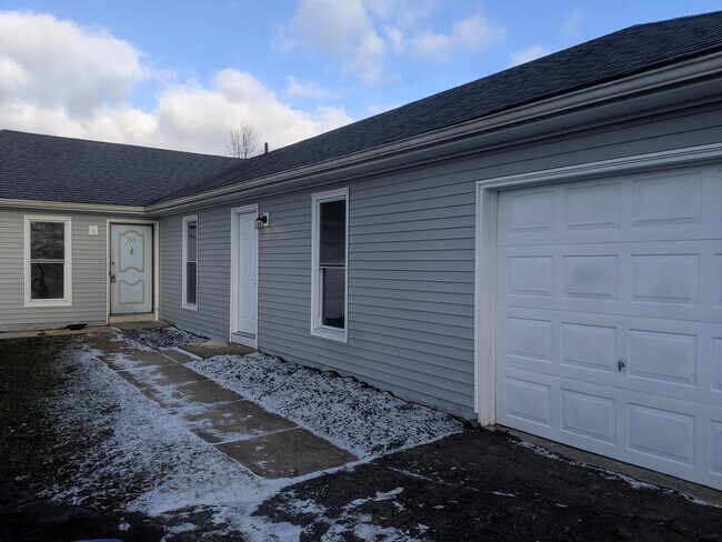 Building Photo - 135 E Branch Rd