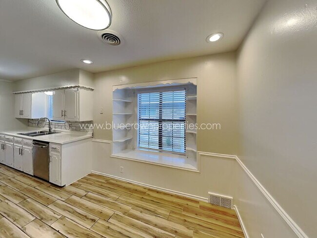 Foto del edificio - 5928 Fox Hill Ln