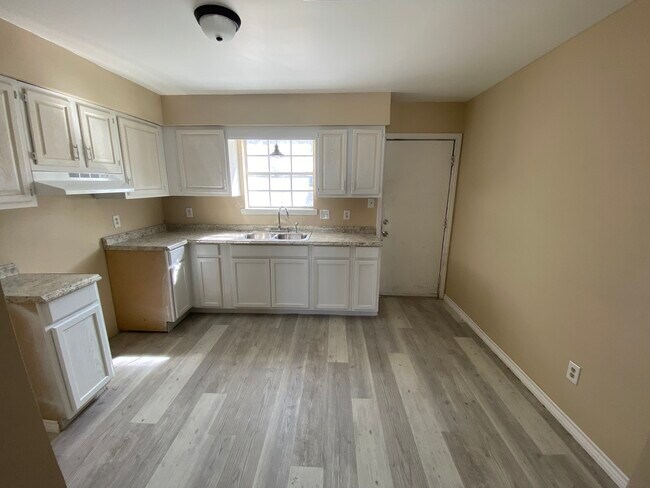 Foto del edificio - 2206 Bancroft Street, Unit 2