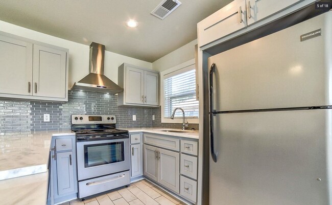 Foto del edificio - 3315 E 8th St