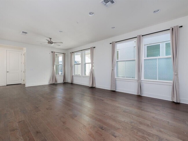 Building Photo - 2516 Simond Ave