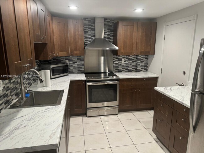 Foto del edificio - 9500 W Bay Harbor Dr