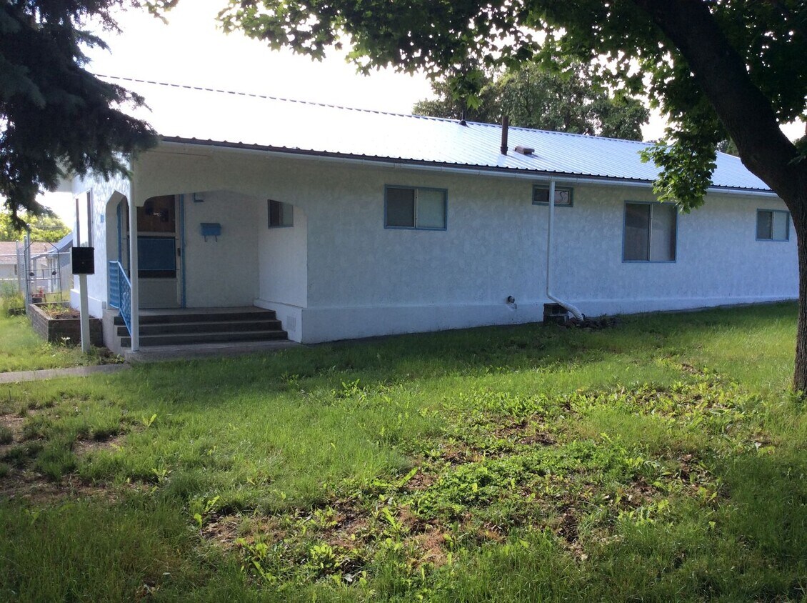 Foto principal - 702 C Ave