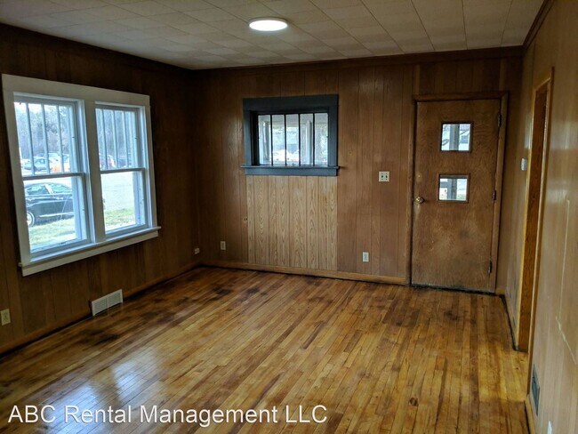 Building Photo - 4 br, 1.5 bath House - 325 E Wisconsin Avenue