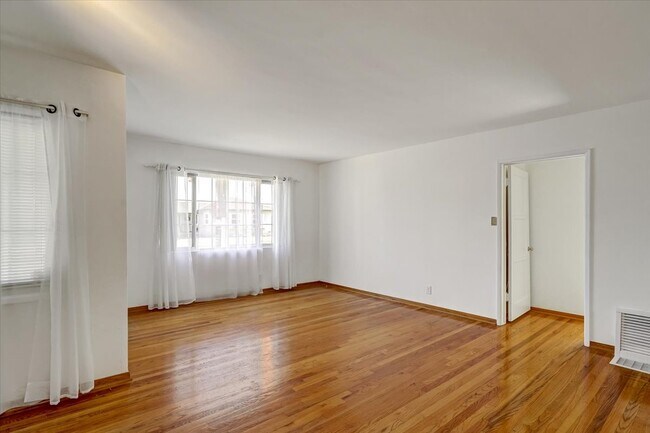 Foto del edificio - 7813 Toland Ave