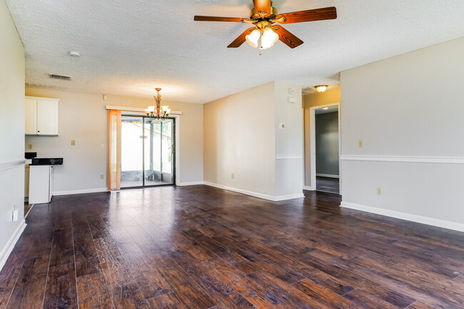 Building Photo - 537 SE Starflower Ave