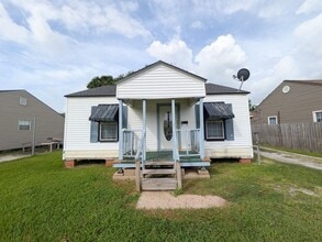 Building Photo - 3801 Stuart Ave