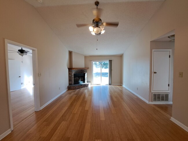 Foto del edificio - Remodeled 3BR/2BA home in great central lo...