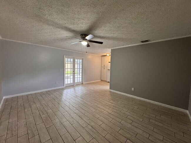 Foto del edificio - Updated Home with Spacious Backyard