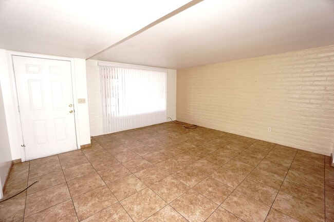 Building Photo - PENDING / RENTED