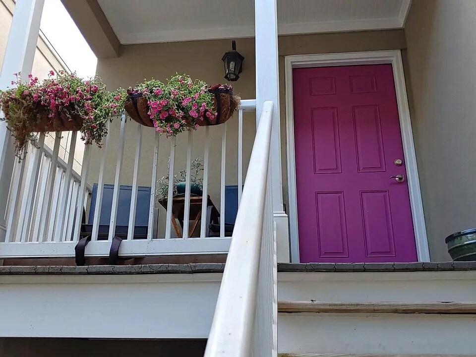 2nd story entrance - 318 W Wayne St