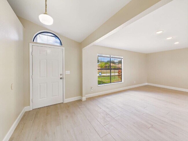 Foto del edificio - Spacious 3BR/2BA Home with Screened Lanai & 2-Car Garage