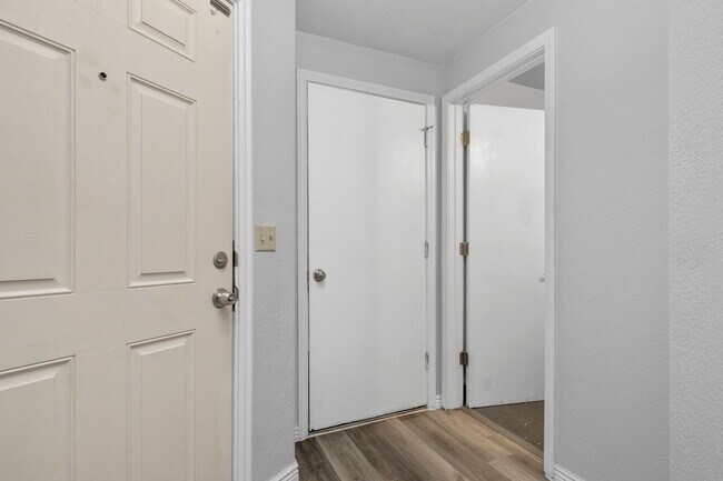 Foto del edificio - 2bed, 1.5 bath Duplex with Garage & Fenced Yard!