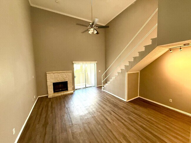 Foto del edificio - **APPLICATION RECEIVED** **MOVE-IN SPECIAL** MUST SEE! Charming Condominium in the Heart of the M...