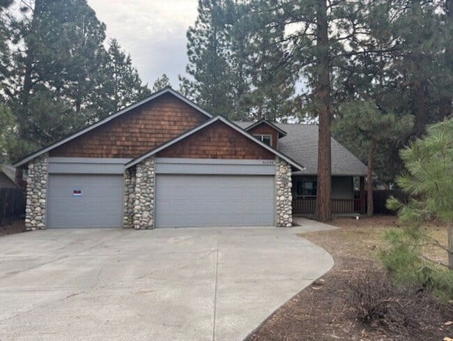 Building Photo - MOVE IN SPECIAL $1000 OFF FIRST MONTHS RENT / Family home just across from Pine Ridge elementary